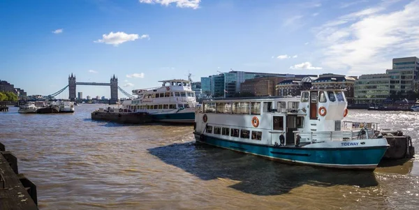 Sabah Thames nehri üzerinde, arka planda Lambert Köprüsü ve Londra Kuleleri 'nde şehir gezisi gemileri. — Stok fotoğraf