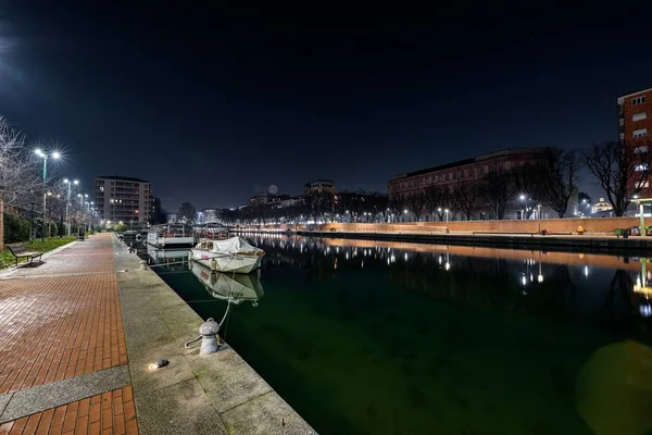 Tiro Bonito Céu Noturno Claro Com Luzes Cidade Edifícios Cais — Fotografia de Stock