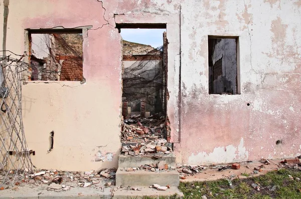 Mantenimiento de un antiguo edificio derribado al suelo. — Foto de Stock