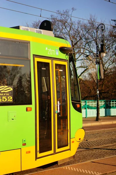 Grüne Straßenbahn. — Stockfoto