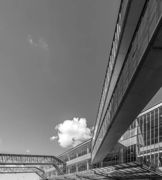 Lavvinkelbilde av en bro som forbinder en rekke moderne bygninger – stockfoto
