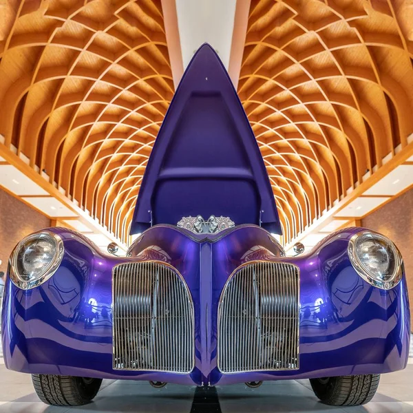 Крупный план фиолетового автомобиля, припаркованного в коридоре с коричневой крышей — стоковое фото