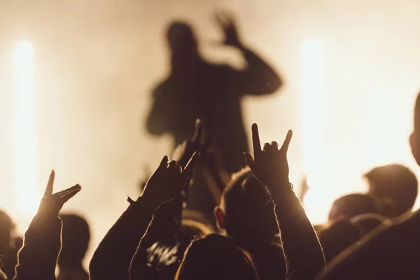 Şarkıcı etrafını ışıklarla sarmışken bir konserde dans ediyor. — Stok fotoğraf