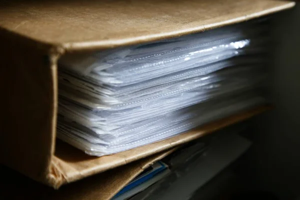 Encerramento tiro de um aglutinante cheio de papéis e documentos em uma prateleira — Fotografia de Stock