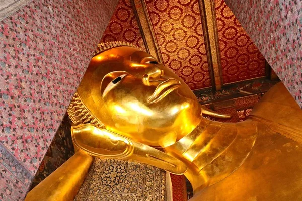 Wat Pho Budist Tapınağı kompleksi, Tayland 'da Buda' nın altın heykelinin yakın çekimi. — Stok fotoğraf