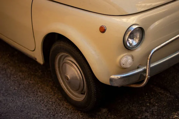 Closeup tiro de um carro retro branco fresco estacionado na rua — Fotografia de Stock