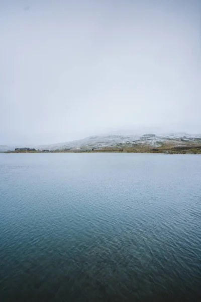 ノルウェーのフィンにある高い山に囲まれた美しい湖の垂直撮影 — ストック写真