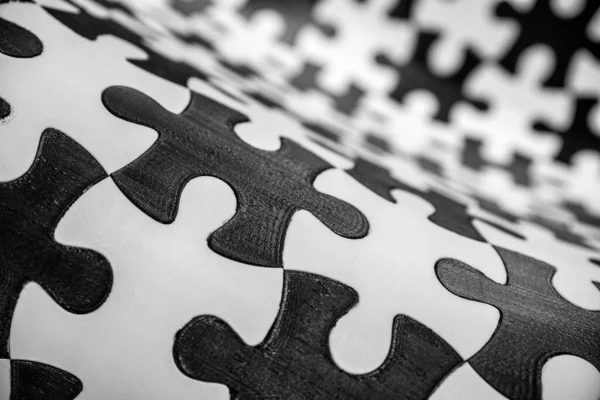 Close-up grijswaarden shot van stof met zwart-wit puzzel patronen — Stockfoto