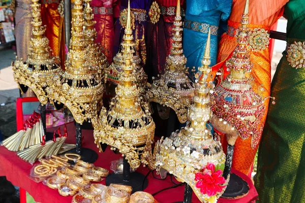 Roupas tailandesas tradicionais femininas e acessórios encontrados no mercado em Bancoc — Fotografia de Stock