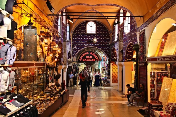 El Gran Mercado del Bazar en Estambul, Turquía. Esta es una atracción turística popular en la ciudad —  Fotos de Stock