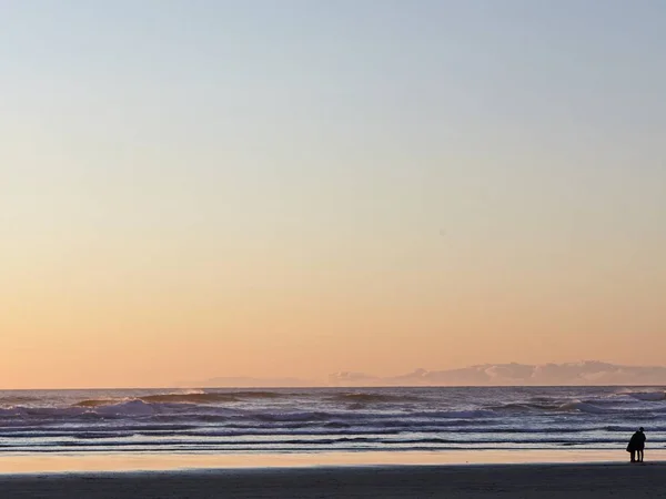 Pár megcsodálta a szépségét a Csendes-óceán Cannon Beach, Oregon, USA — Stock Fotó