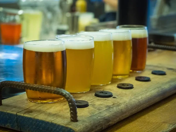 Vijf Handgemaakte Bierglazen Met Romig Schuim Een Dienblad — Stockfoto