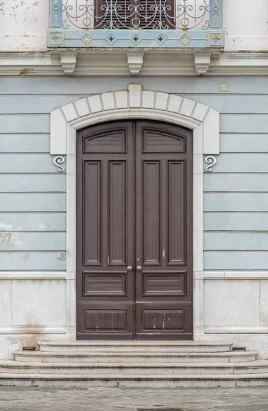 Крупный план дверей Пьяцца Гарибальди в Италии — стоковое фото