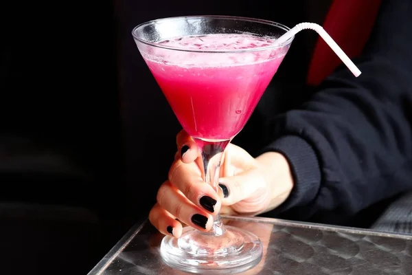 白い藁でピンク色の飲み物のガラスを持っている女性 — ストック写真