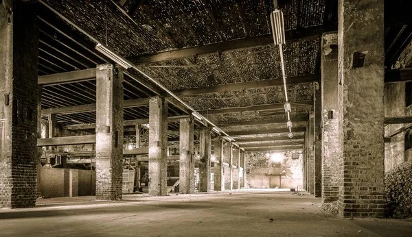 Egy Régi Elhagyatott Ipari Kőépület Belseje — Stock Fotó