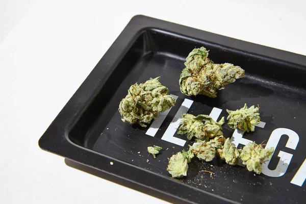 Fleur de cannabis sur plateau à roulettes ILLEGAL — Photo