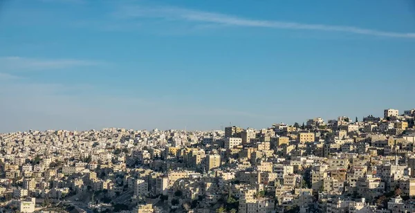 澄んだ青空の下で街のいくつかの建物の広角ショット — ストック写真