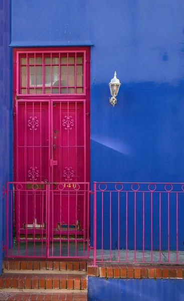 Closeup shot of the purple door of a blue building — Stock Photo, Image