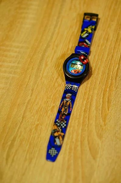 Дитячий блакитний годинник. — стокове фото