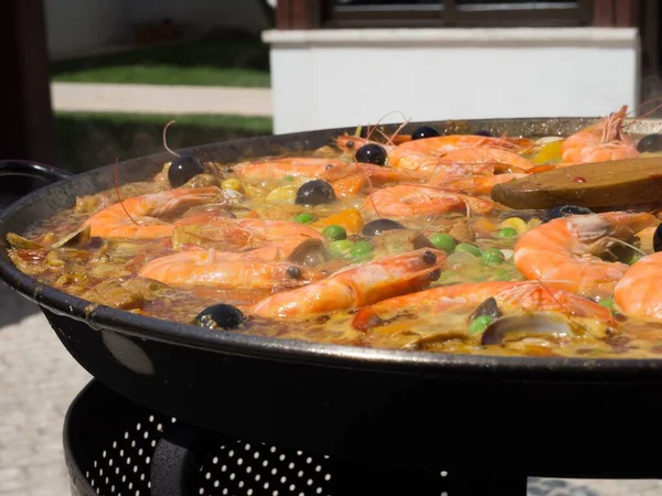 Paella Espanhola Tradicional Com Frutos Mar Frango Uma Panela Preta — Fotografia de Stock