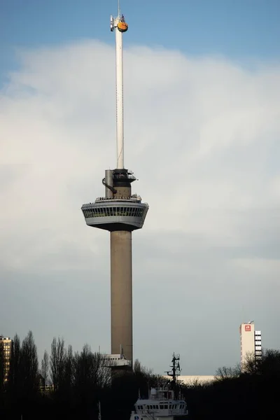 Vue imprenable d'une tour d'observatoire par une journée fraîche et nuageuse — Photo