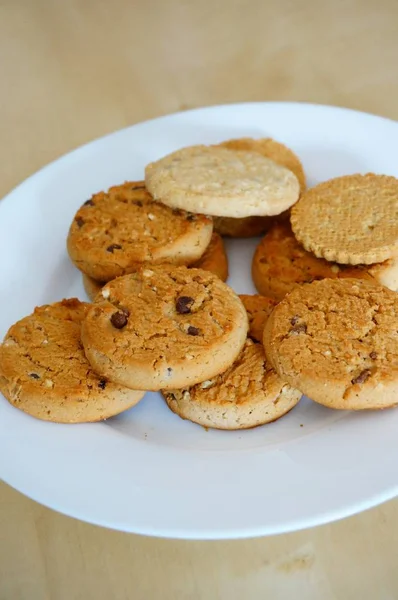 Disparo Vertical Galletas Plato Blanco — Foto de Stock