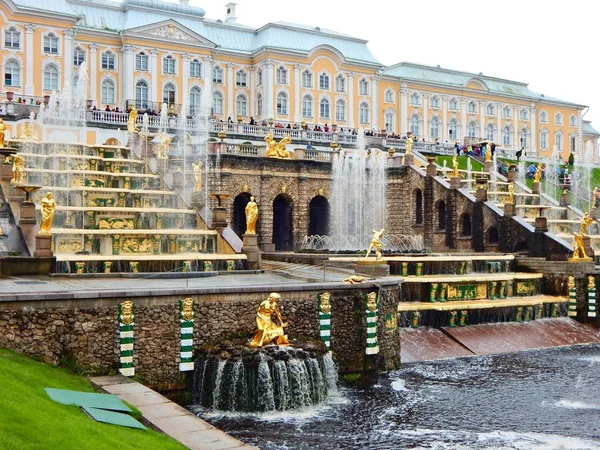 Sul turismo a Peterhof palazzo, San Pietroburgo, Russia . — Foto Stock