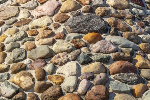 Cerrado disparo de muchas rocas multicolores y guijarros uno junto al otro. — Foto de Stock