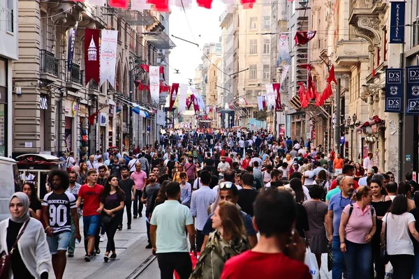 İstanbul 'da İstiklal Caddesi. Bu şehirde popüler bir turizm merkezi. — Stok fotoğraf