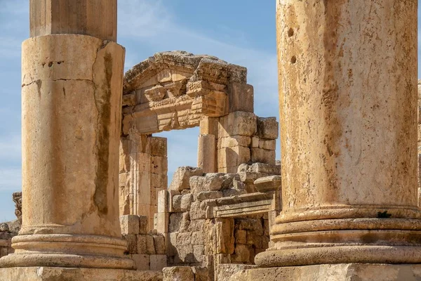 Ein Zerstörtes Antikes Gebäude Aus Großen Türmen Und Felsen Unter — Stockfoto