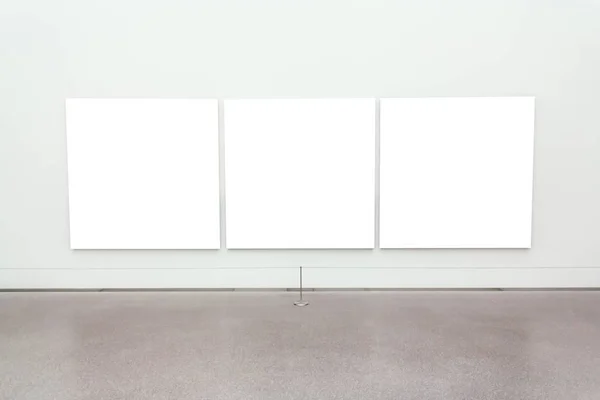 Surfaces carrées blanches attachées à un mur dans une pièce — Photo