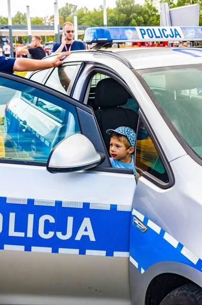 Хлопчик у поліцейській машині.. — стокове фото