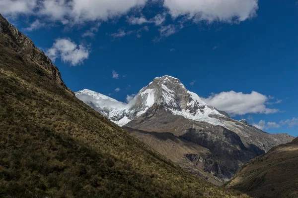 Peru Mavi Bulutlu Bir Gökyüzünün Altında Muhteşem Bir Zirve Manzarası — Stok fotoğraf