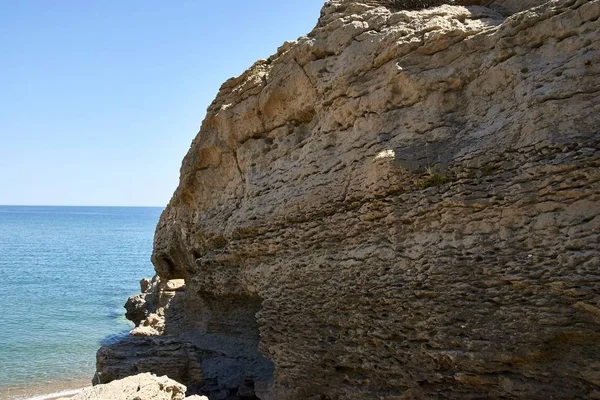 Roches au bord de la mer à la plage publique de Playa Illa Roja en Espagne — Photo