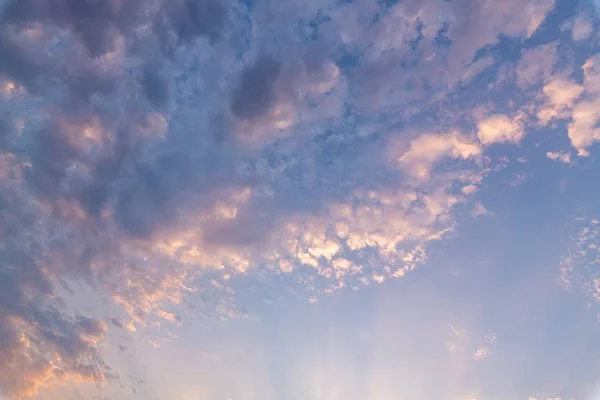 Красочное и удивительное небо с ярко-розовыми облаками — стоковое фото