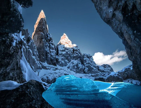 Zapierające dech w piersiach krajobrazy śnieżnych skał w Dolomiten, Alpy Włoskie w zimie — Zdjęcie stockowe