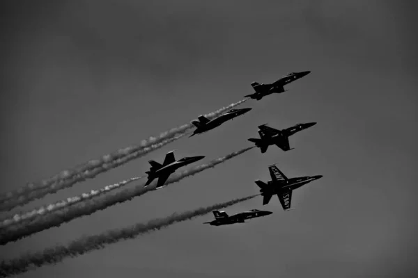 Grayscale χαμηλή γωνία πυροβολισμό της Patriots Jet Team κατά τη διάρκεια της εβδομάδας στόλου — Φωτογραφία Αρχείου