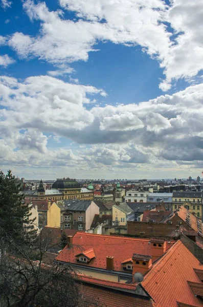 Colpo verticale di una bella città di Zagabria in Croazia sotto un cielo blu nuvoloso — Foto Stock