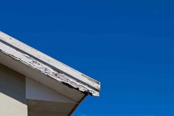 Alacsony szögű lövés egy fehér tető érinti a tiszta ég — Stock Fotó