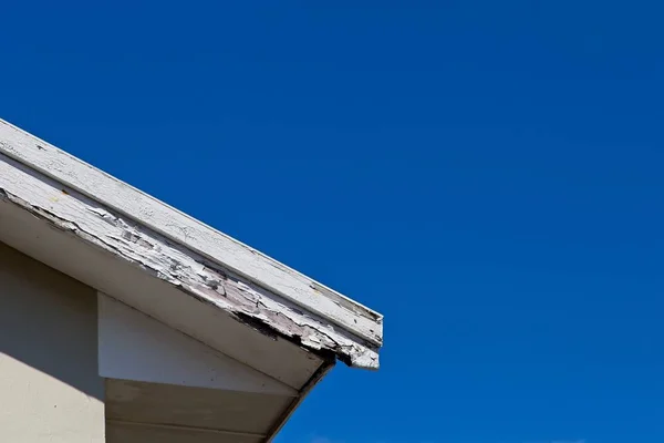 Plan à angle bas d'un toit blanc touchant le ciel clair — Photo