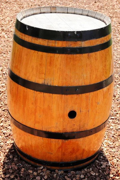 Close-up shot van een rond houten vat in een veld — Stockfoto