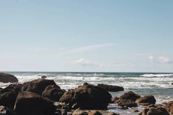 Paisagem de rochas na costa do Noroeste do Pacífico em Cannon Beach, Oregon — Fotografia de Stock