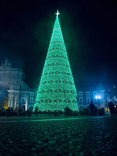 Arbre de Noël décoré de lumières pendant la nuit sur la place du Commerce à Lisbonne — Photo