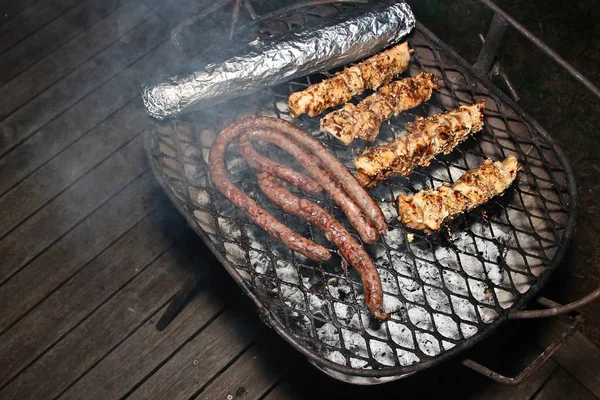 Hög Vinkel Skott Några Läckra Kött Som Kokas Grill Träveranda — Stockfoto