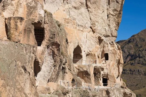 Secuestro de cierre del famoso e histórico monasterio de Vardzia, en el sur de Georgia. — Foto de Stock