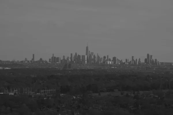 Grayscale wide shot of a stunning cityscape in the USA — Stock Photo, Image