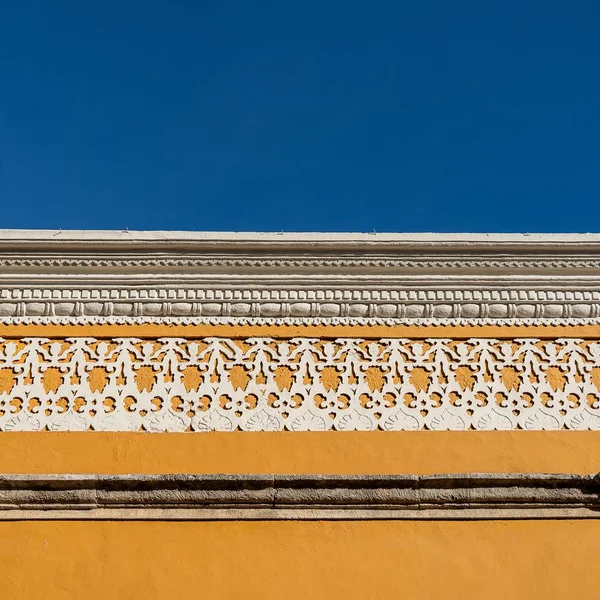 Nahaufnahme Eines Braunen Daches Eines Weiß Gemusterten Gebäudes Unter Blauem — Stockfoto