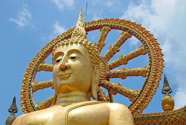 A híres Buddha szobor megérinti az eget a Wat Phra Yai templomban, Thaiföldön — Stock Fotó