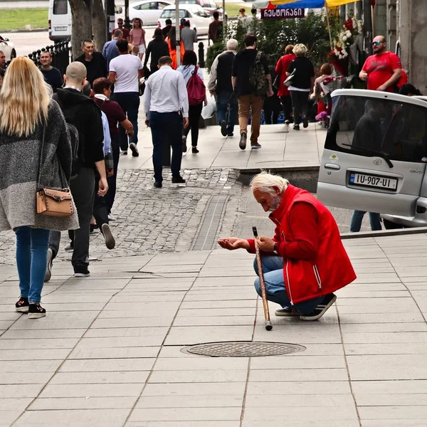 Un vagabundo mendigando en la avenida Rustaveli en Tiflis, Georgia — Foto de Stock