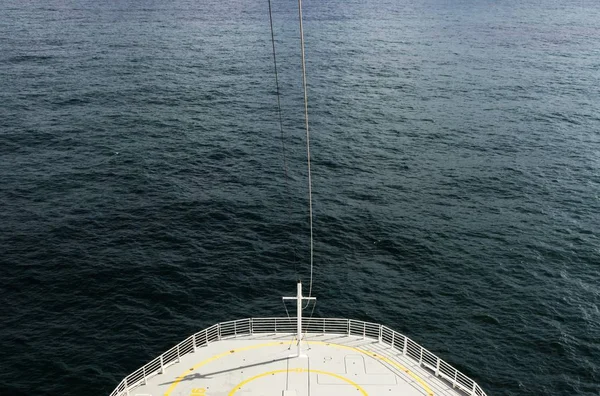 在平静的海面上漂浮的一艘大帆船的高角镜头 — 图库照片